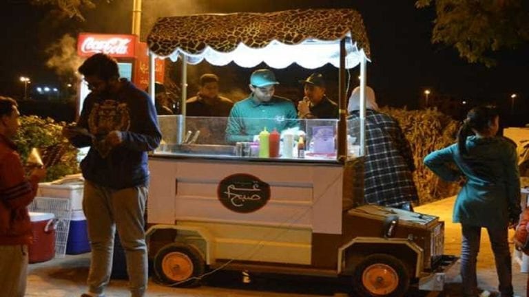 محافظو القاهرة الكبرى: قانون عربات الطعام المتنقلة يدعم الشباب ويوفر فرص عمل لهم