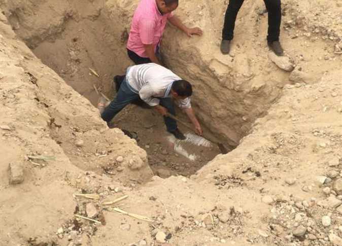 ضبط 12 شخصًا من بينهم مراسل صحفي بالتنقيب عن الآثار بإحدى قرى الفيوم